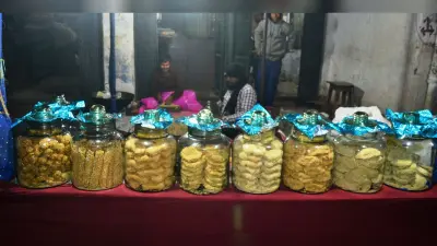 कतरनी चूड़ा व तिलकुट की खुशबू से बाजार गुलजार