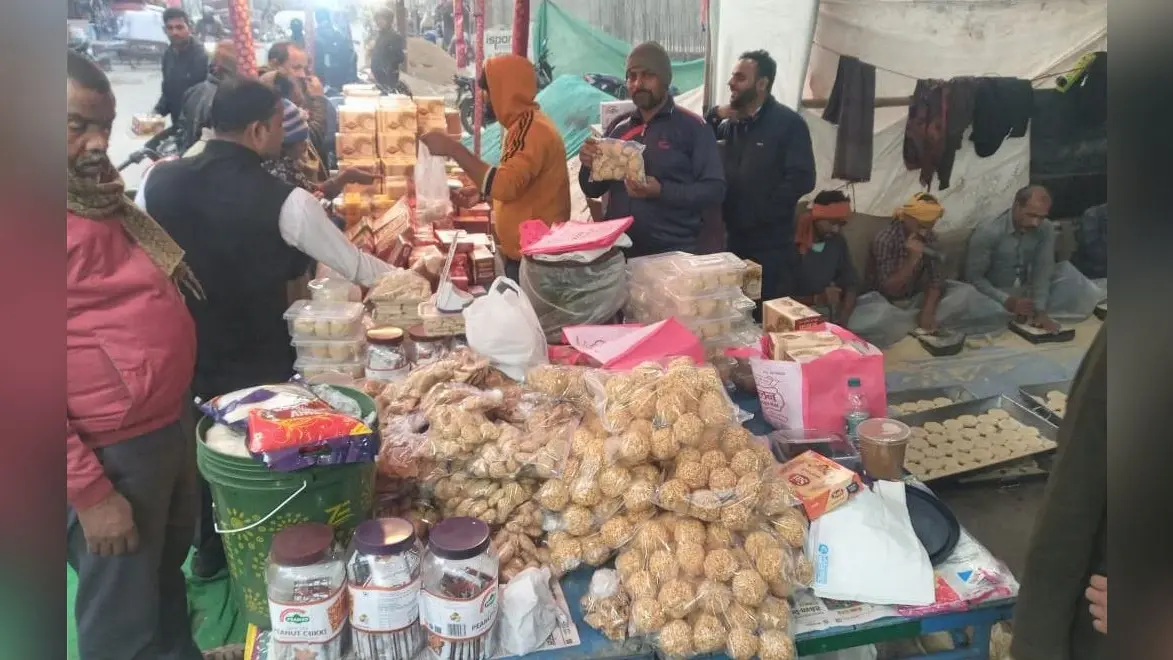 मकर संक्रांति आज, बाजारों में अंतिम खरीदारी के लिए जुटी भीड़