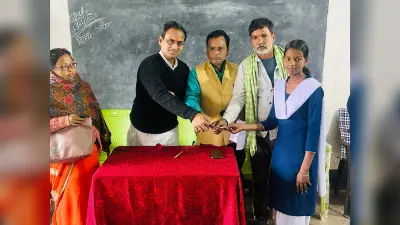 प्रथम श्रेणी से उत्तीर्ण बच्चों को किया गया सम्मानित