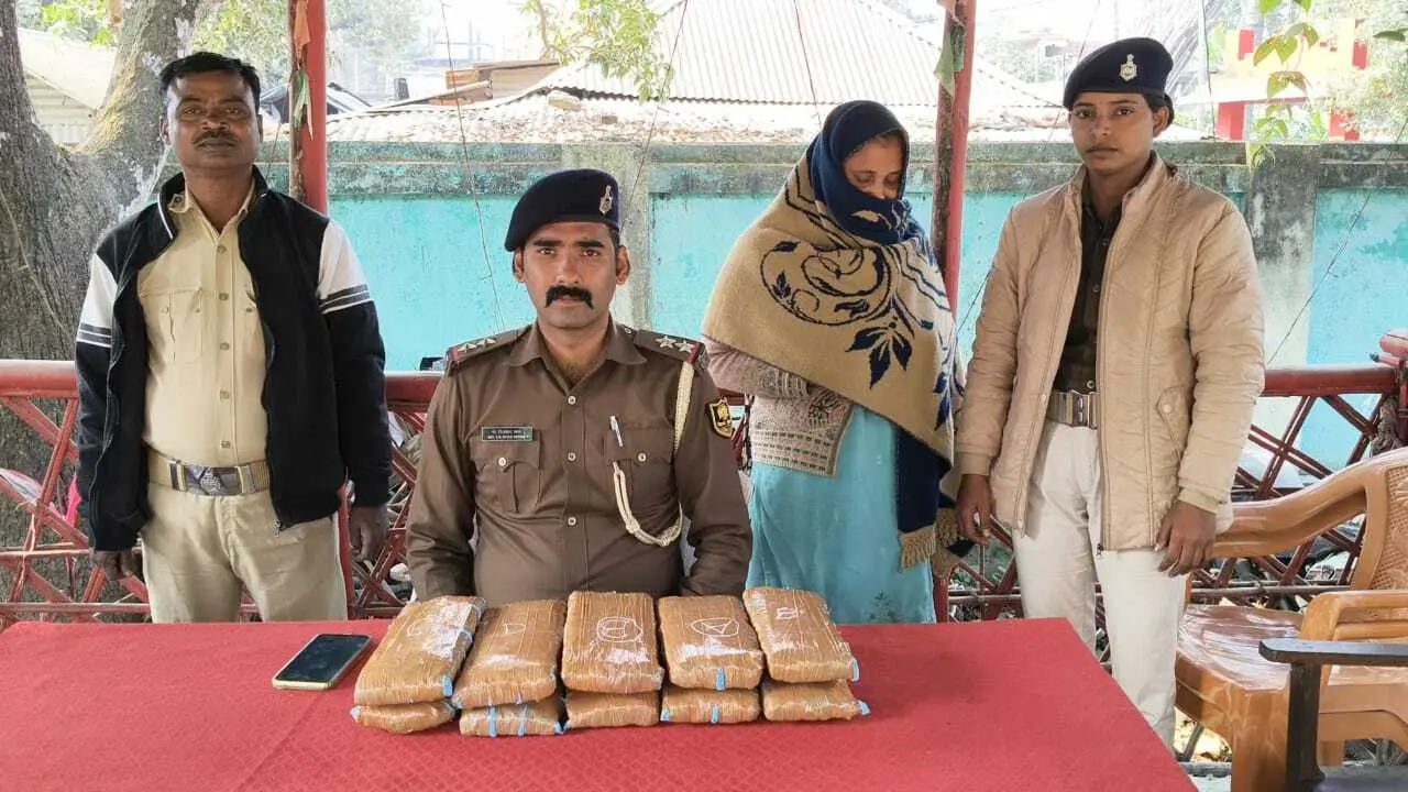 बलिया बेलौन पुलिस ने गांजा तस्कर महिला को किया गिरफ्तार