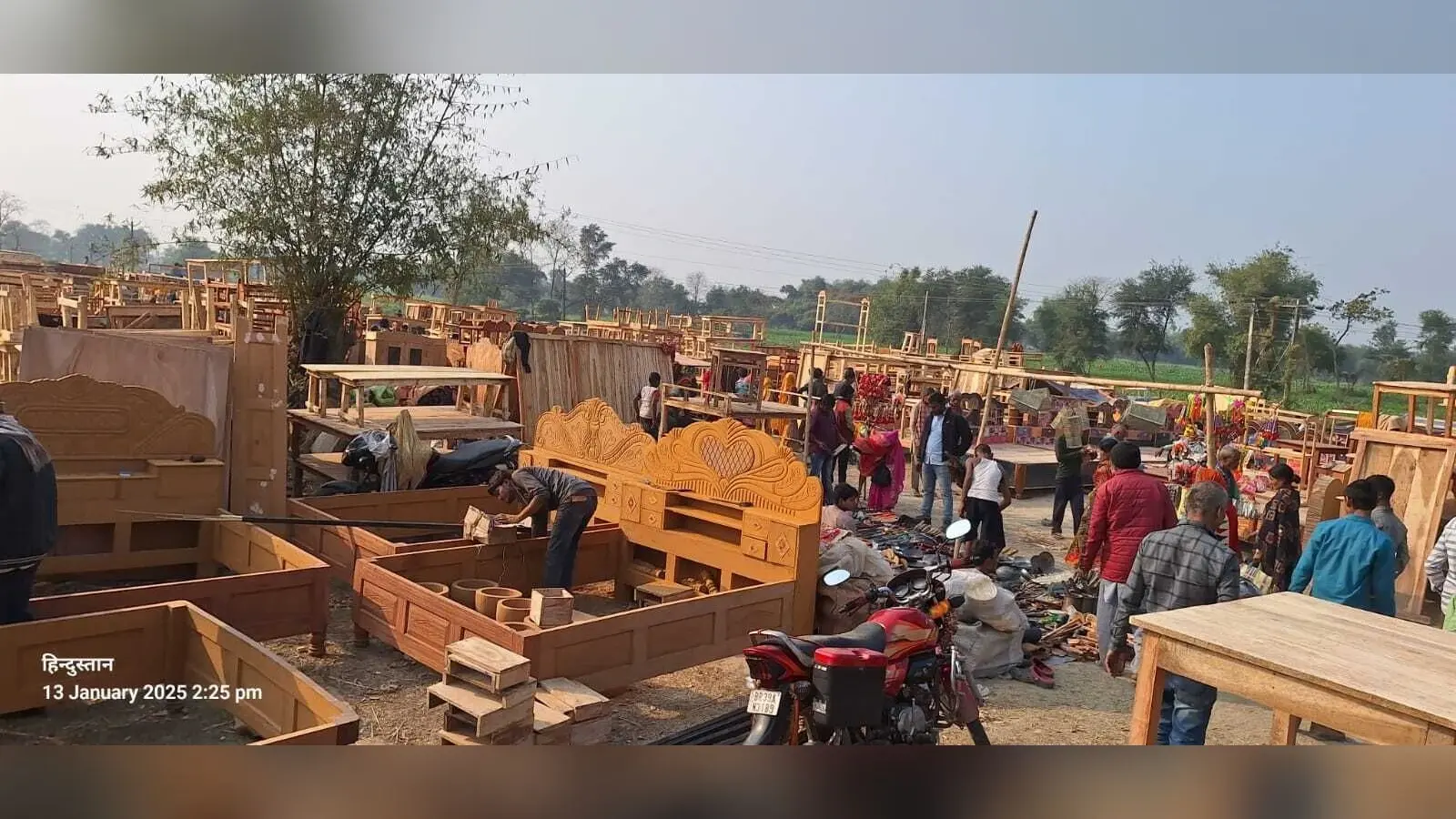 पूर्णिमा मेला में लकड़ी के सामान खरीद रहे लोग