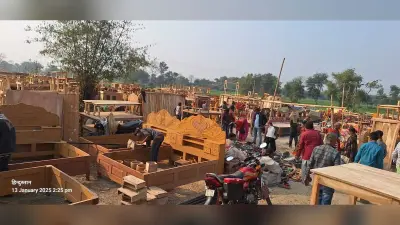 पूर्णिमा मेला में लकड़ी के सामान खरीद रहे लोग