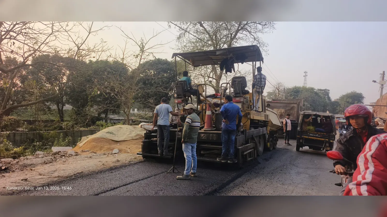 सीएम के आगमन को ले अधिकारी किशनगंज-तैयबपुर सड़क की दशा सुधारने में जुटे
