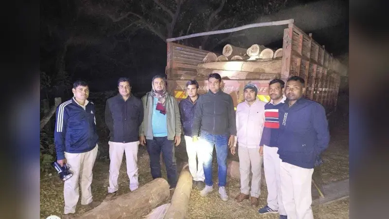 वन विभाग ने अवैध लकड़ी लदा ट्रक पकड़ा, चालक गिरफ्तार