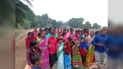 कुंडहित में मछली पकड़ कर मनाया गया हाकू काटकम