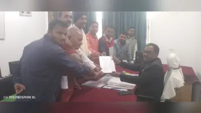 लाइफ लाइन एक्सप्रेस के विरोध में कांग्रेस समर्थकों ने सीओ को सौंपा ज्ञापन