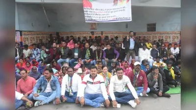 Dhanbad News : खरखरी गोली कांड के खिलाफ रणधीर वर्मा चौक पर आजसू का धरना