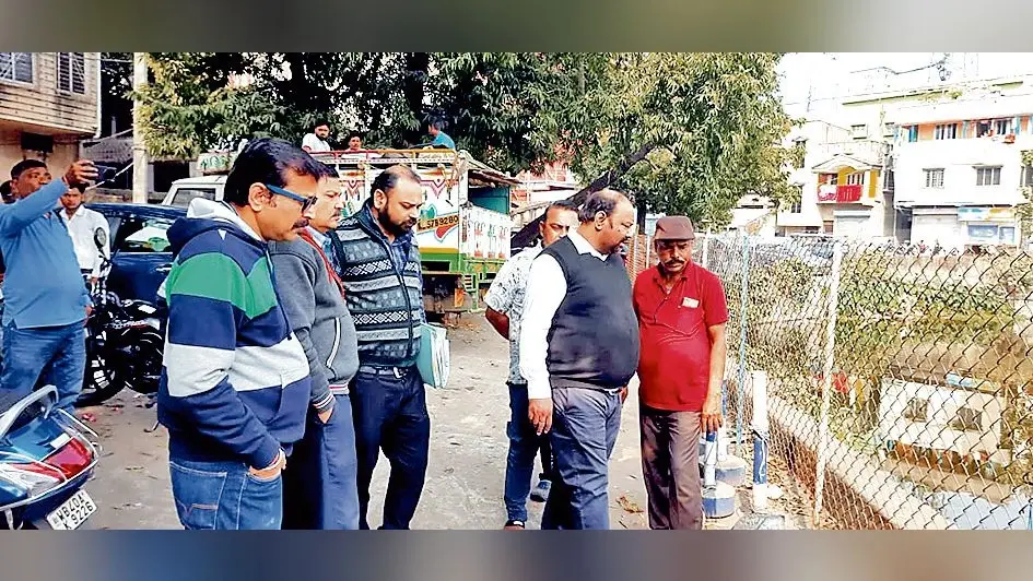 दुर्गापुर : बेनाचिटी झील में मरी पायी गयीं मछलियां, कीटनाशक डालने का संदेह