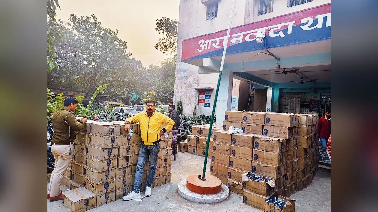 ट्रक पर प्लास्टिक के पाइप के बीच रखी शराब जब्त