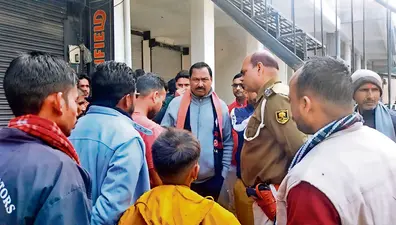 hajipur news. पांच दुकानों, बाइक एजेंसी व फाइनेंस कंपनी कार्यालय का ताला काटकर चोरी