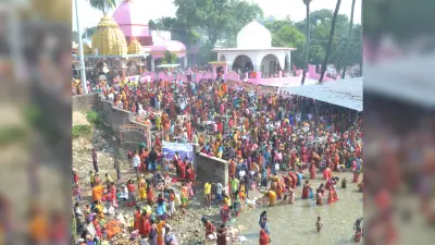 सुबह होते ही सौरा नदी में लोगों ने लगायी श्रद्धा की डुबकी, पूजा व दान के बाद चला भोज का दौर
