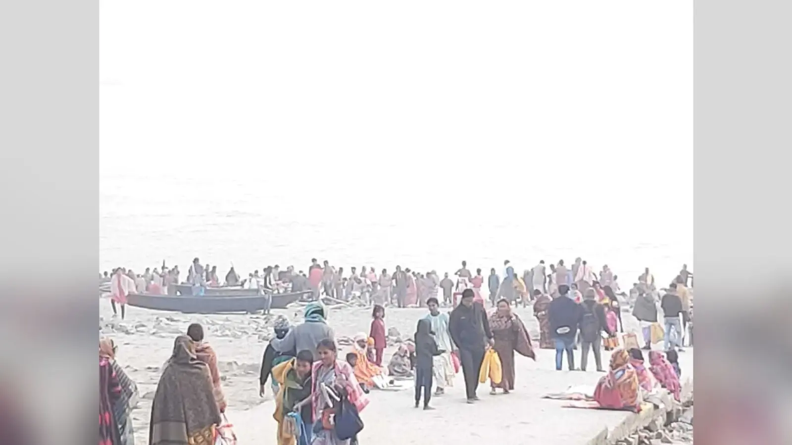 लोगों ने मकर संक्रांति पर किया गंगा स्नान