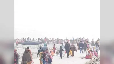 लोगों ने मकर संक्रांति पर किया गंगा स्नान