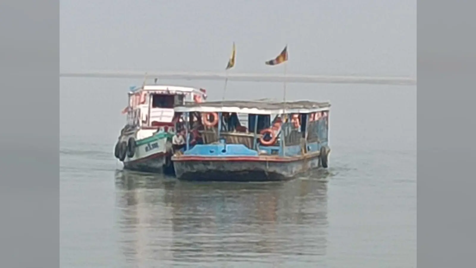 स्टीमर खराब रहने से यात्री परेशान, नाव से गये मनिहारी