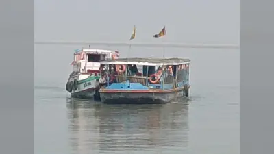 स्टीमर खराब रहने से यात्री परेशान, नाव से गये मनिहारी