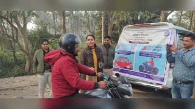 डीटीओ ने सड़क सुरक्षा सप्ताह को लेकर बांटी चॉकलेट