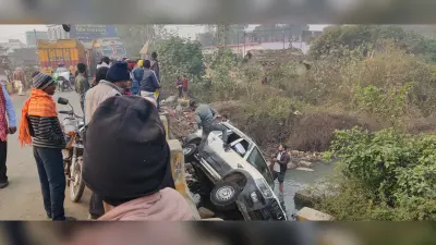 धौनी पुल के सुरक्षा दीवार को तोड़ते हुए स्कॉर्पियो नदी में पलटी, हताहत नहीं