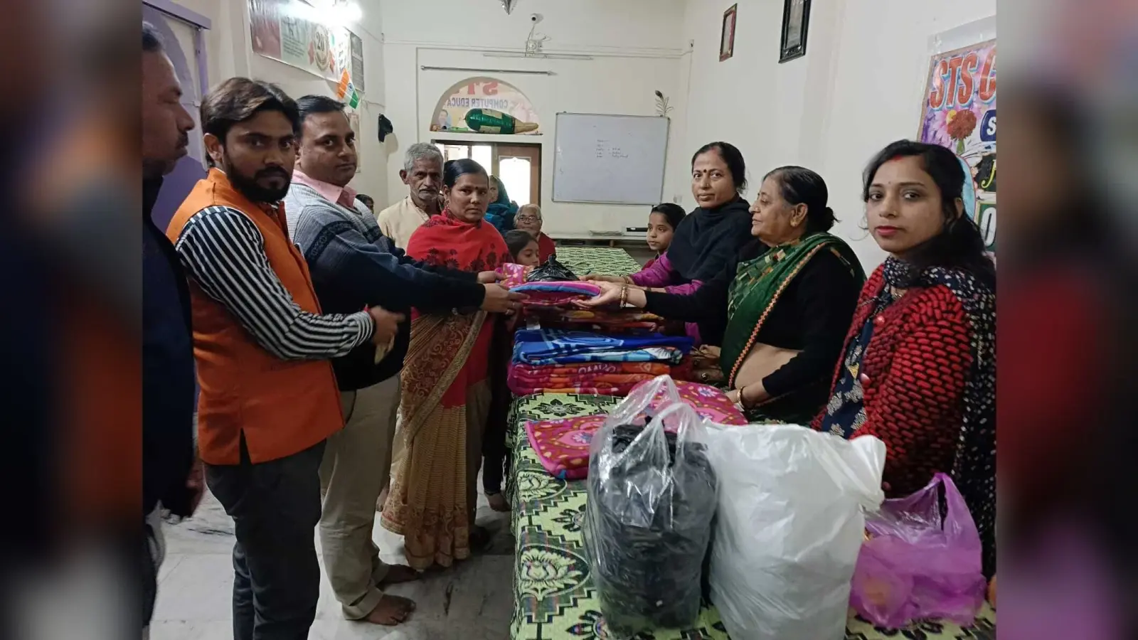 कड़ाके की ठंड के बीच जरूरतमंदों के बीच बांटा गया कंबल