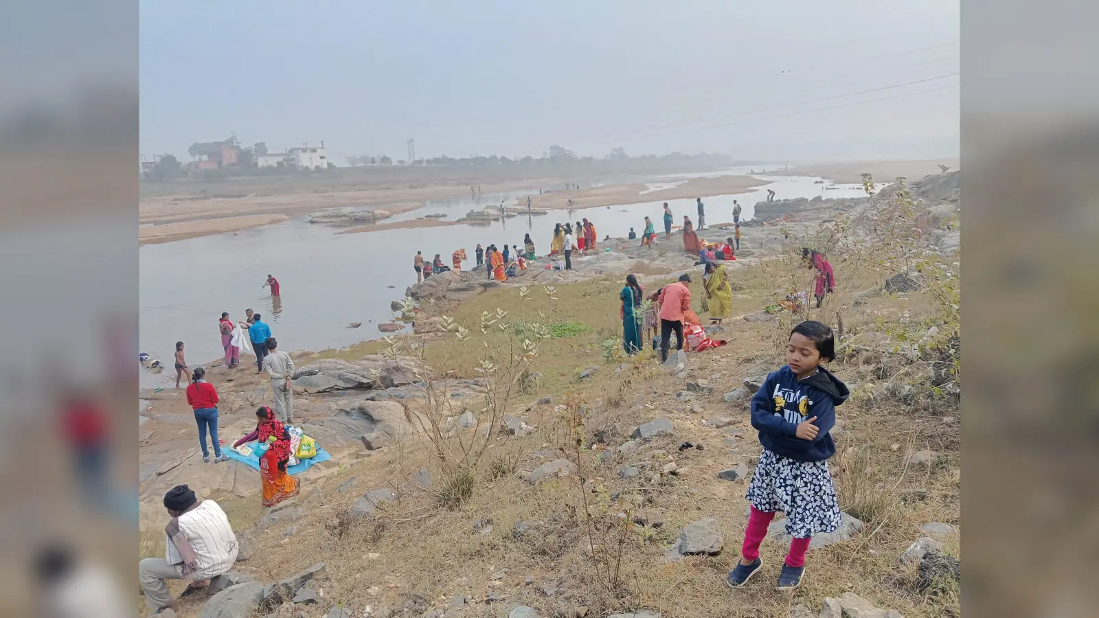 लोगों ने मकर संक्रांति पर अजय नदी में किया पुण्य स्नान