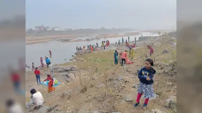 लोगों ने मकर संक्रांति पर अजय नदी में किया पुण्य स्नान