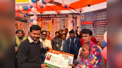 जिला पदाधिकारी ने 70 वर्षीय बुजुर्ग को सौंपा आयुष्मान कार्ड
