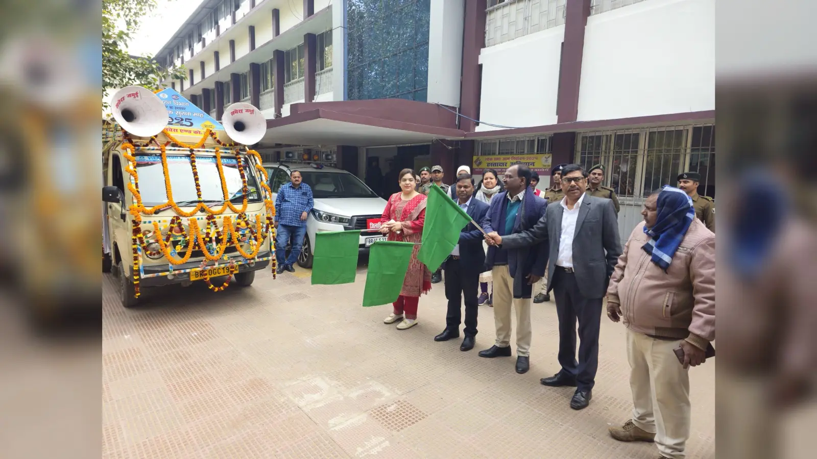सुरक्षित जीवन के लिए सड़क सुरक्षा के नियमों का पालन करना आवश्यक: डीएम