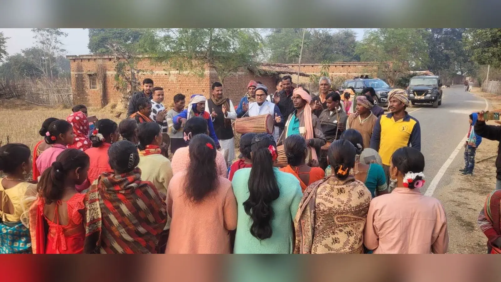 मांदर की थाप पर थिरकते हुए हर द्वार पर गाये सोहराय के गीत, दिया प्रकृति से जुड़े रहने का संदेश
