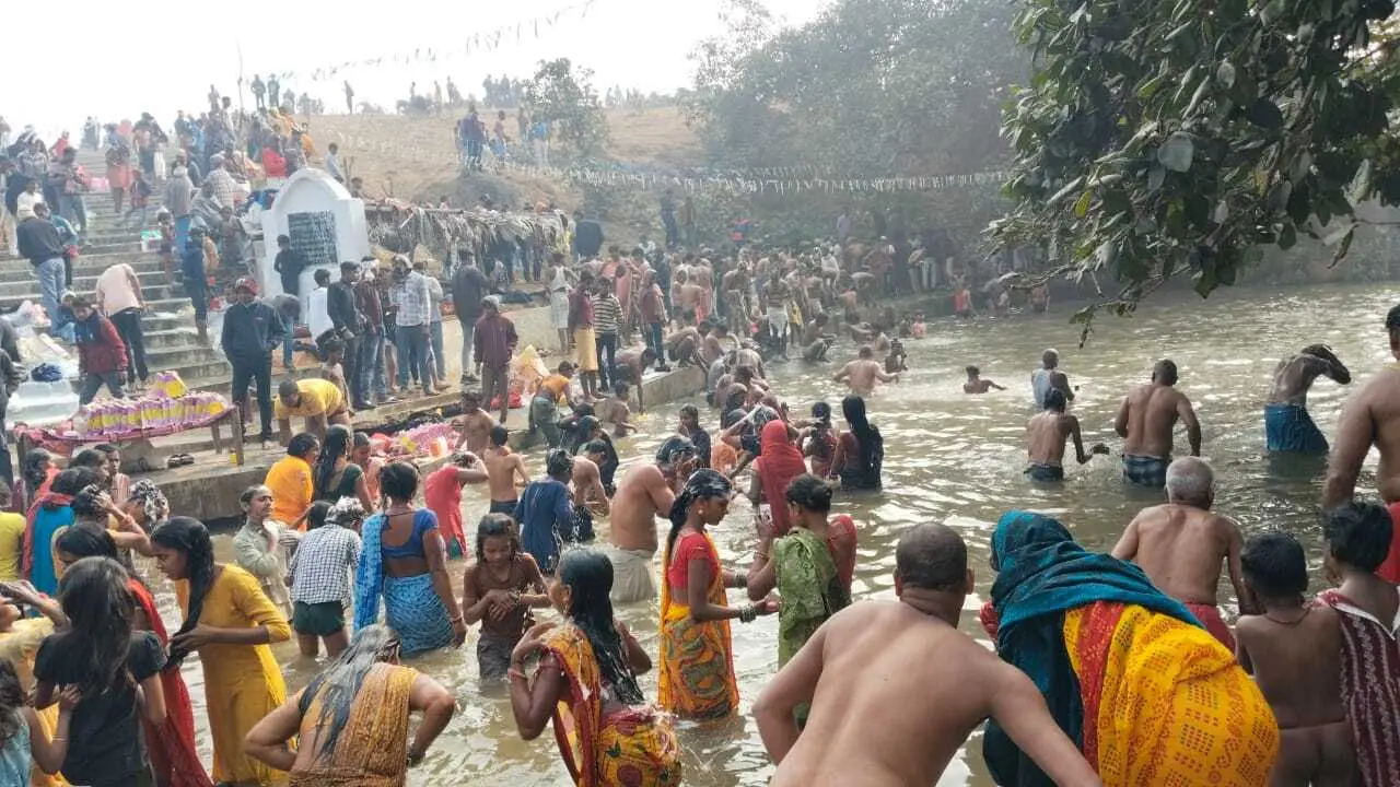 झोंपादह कुंड में श्रद्धालुओं ने लगायी अस्था की डुबकी