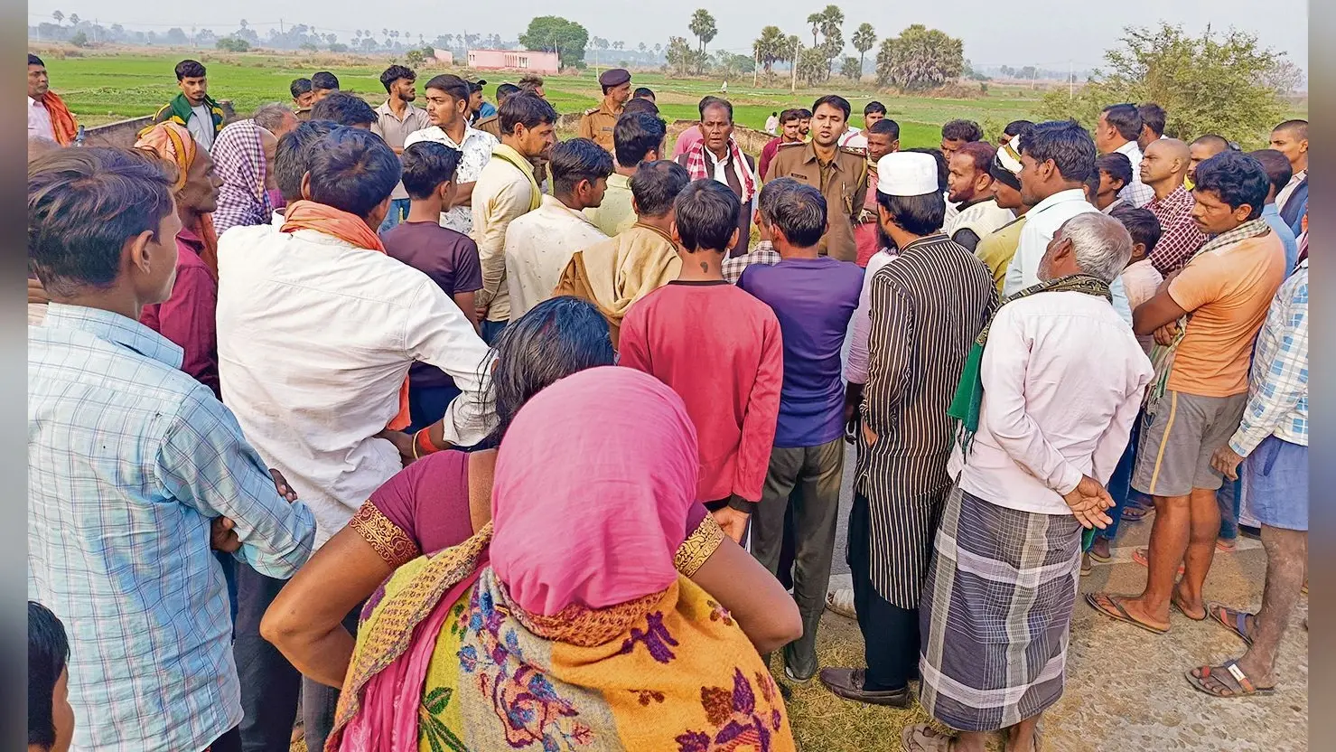 महिला का शव घर के पास फेंक कर भाग गये परिजन
