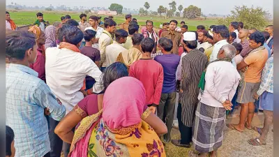 महिला का शव घर के पास फेंक कर भाग गये परिजन