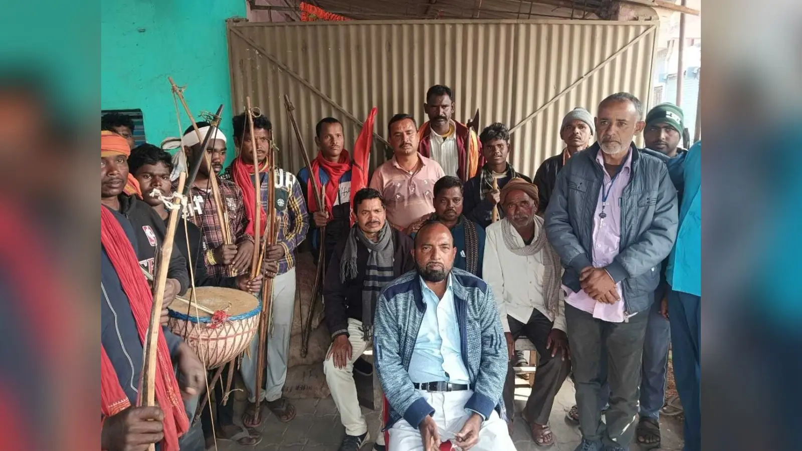 Giridih News :प्रतिबंधित मांस ले जा रहे बाइक सवार को ग्रामीणों ने पुलिस को सौंपा