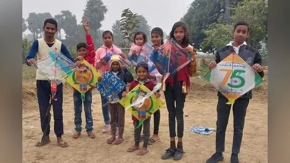 महागामा में मकर संक्रांति पर बच्चो ने उड़ाया पतंग