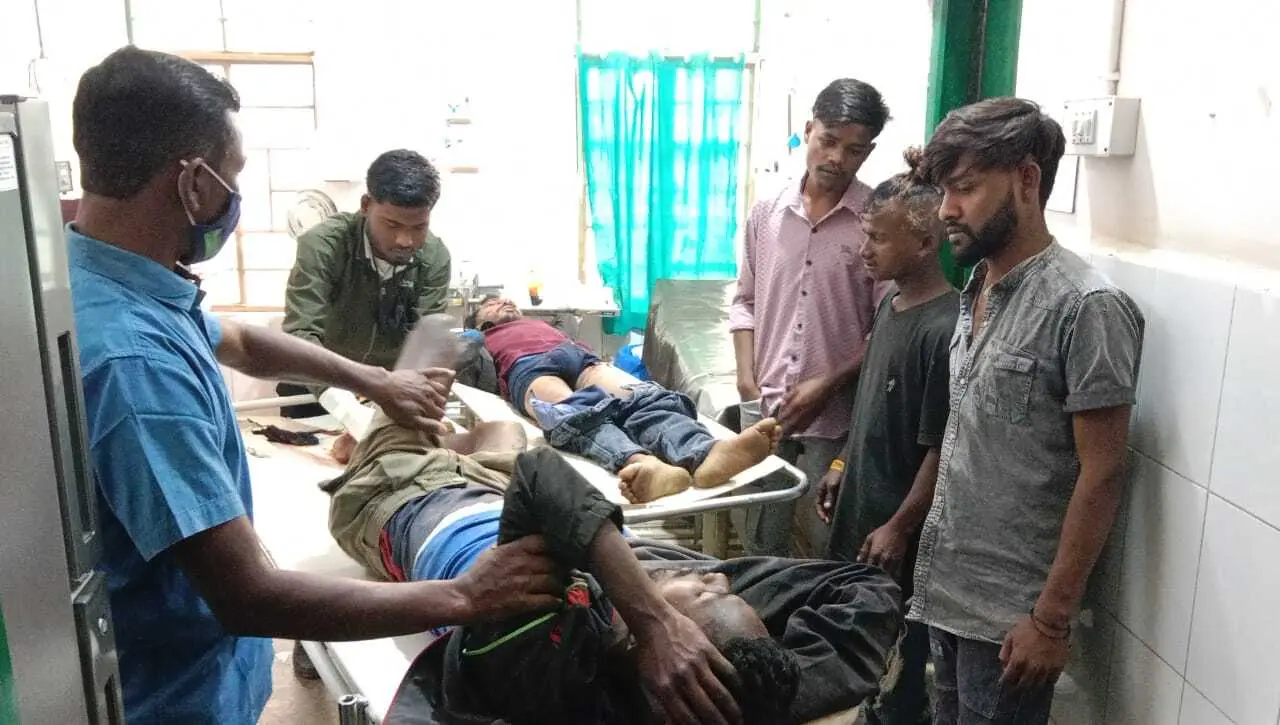 Chaibasa News : खड़े ट्रेलर से तेज रफ्तार बाइक टकरायी, दो युवक गंभीर