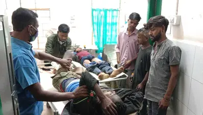 Chaibasa News : खड़े ट्रेलर से तेज रफ्तार बाइक टकरायी, दो युवक गंभीर