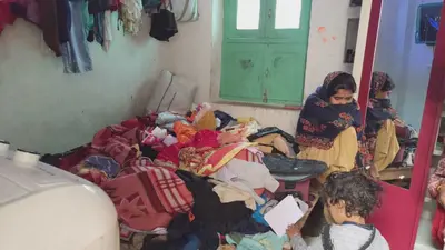 घर से चार लाख नकद व पांच लाख के गहने उड़ाये