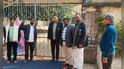 एसडीओ ने केकेएम कॉलेज के मुख्य द्वार पर लगे ताला खुलवाया