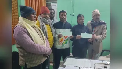 कबड्डी के खिलाड़ियों को कुलपति ने चेक देकर किया सम्मानित