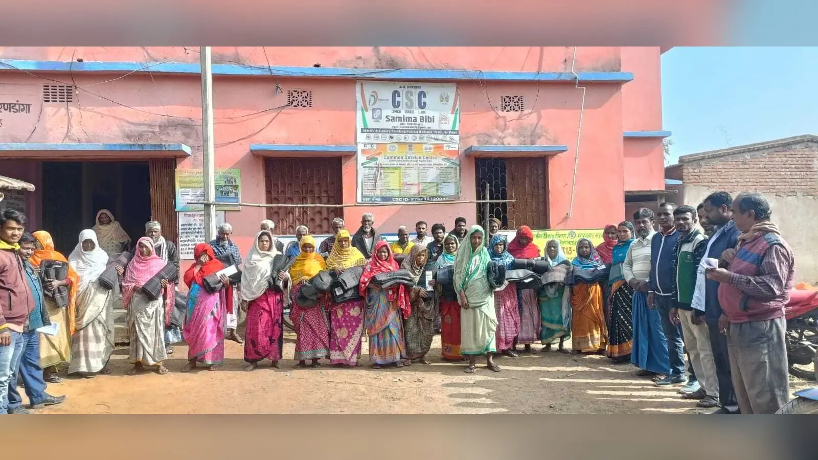 मुखिया ने जरूरतमंदों के बीच बांटे कंबल