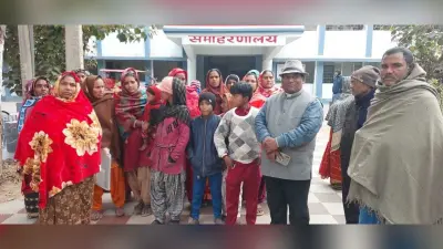 अभयपुर स्टेशन के पास बसे नट जाति के लोगों ने डीएम को सौंपा आवेदन