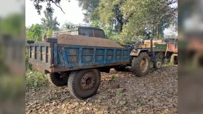 बालू लदा दो ट्रैक्टर जब्त, चालक गिरफ्तार