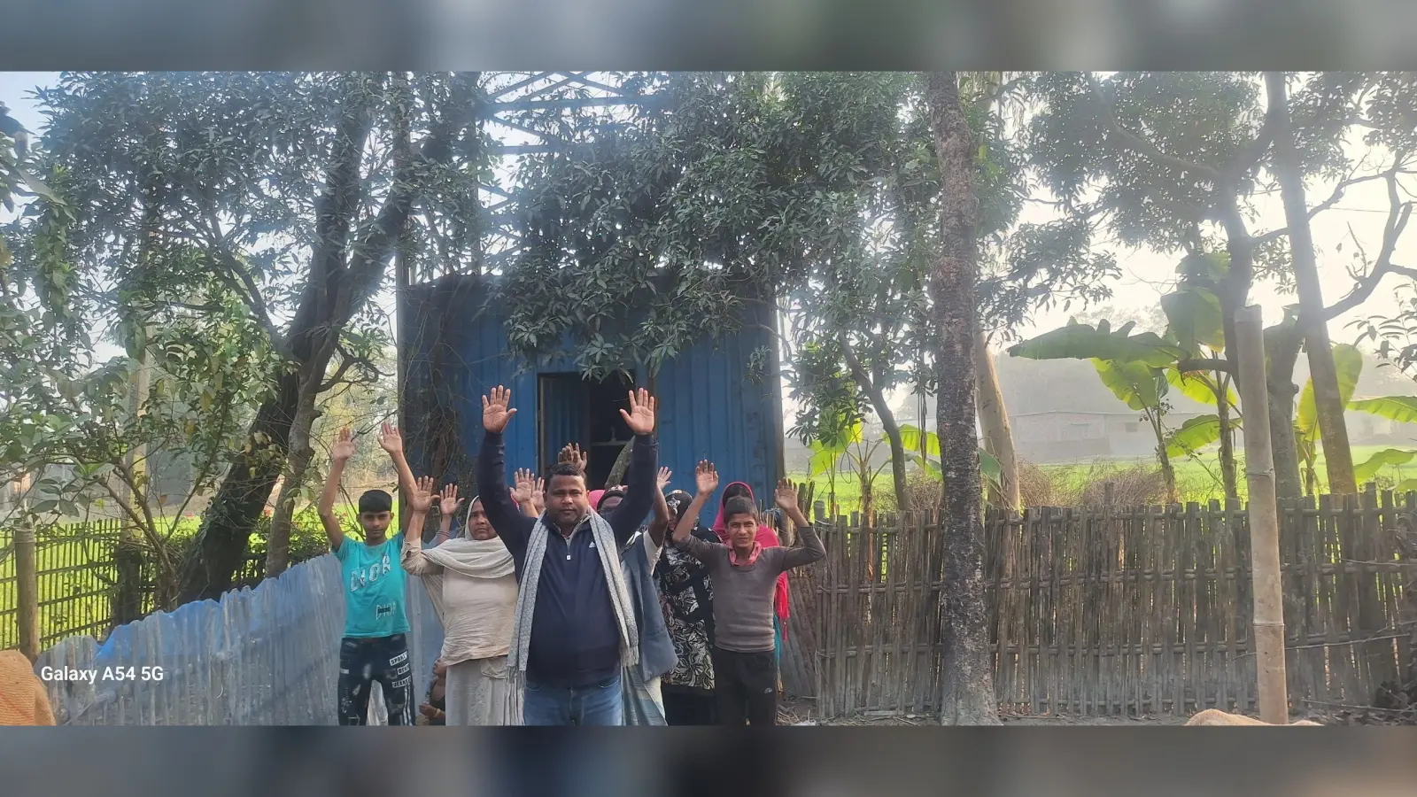 नल जल योजना में व्याप्त अनियमितता को लेकर ग्रामीणों ने किया प्रदर्शन