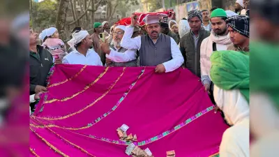 शेखपुरा में उर्स के मौके पर की गयी चादर पोशी