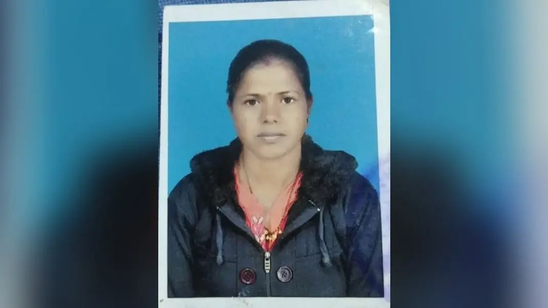 जिम्मेदारों ने अधूरे छोड़ दिये शौचालय, खुले में जा रहे ग्रामीण