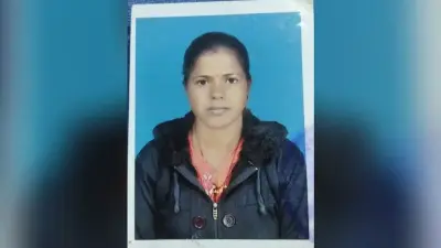 जिम्मेदारों ने अधूरे छोड़ दिये शौचालय, खुले में जा रहे ग्रामीण