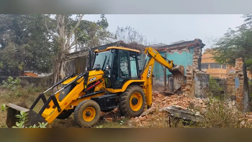 तोड़े जा रहे पुराने अस्पताल भवन को रोका गया