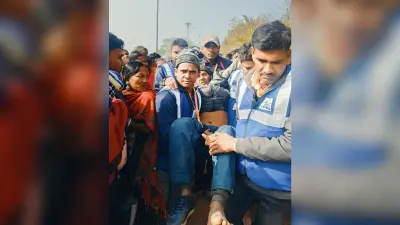 आपदा मित्र मंदार मेला में लोगों की कर रहे मदद