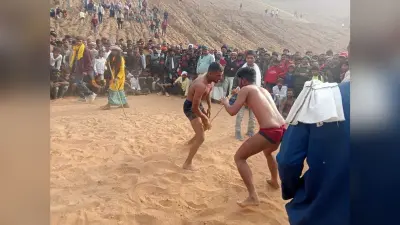 कुश्ती में पहलवानों ने की जोर-अजमाइश