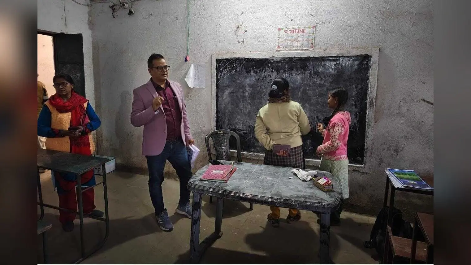 बीडीओ ने स्कूली बच्चों को पढ़ाया शिक्षा का पाठ