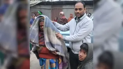 गरीबों के बीच बीडीओ ने किया कंबल का वितरण