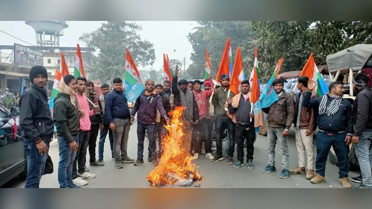 एनएसयूआइ ने आरएसएस प्रमुख का फूंका पुतला